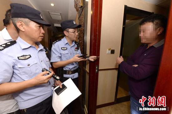 再发威 2小时抓6名犯罪嫌疑人--中国新闻网|江苏
