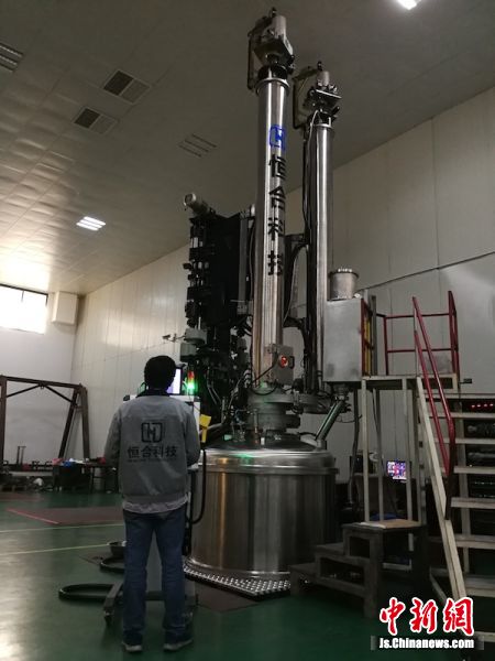 首台全自动连续拉晶晶体生长炉在江苏无锡发布