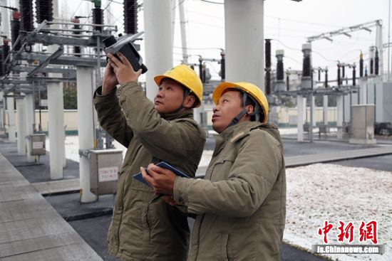 东台市公司:雪中巡检电网设备 保证安全运行
