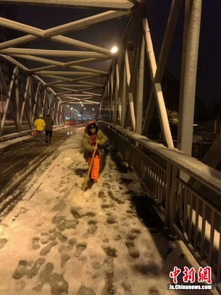 盐城毓龙保洁人员连夜清理路面积雪保畅通