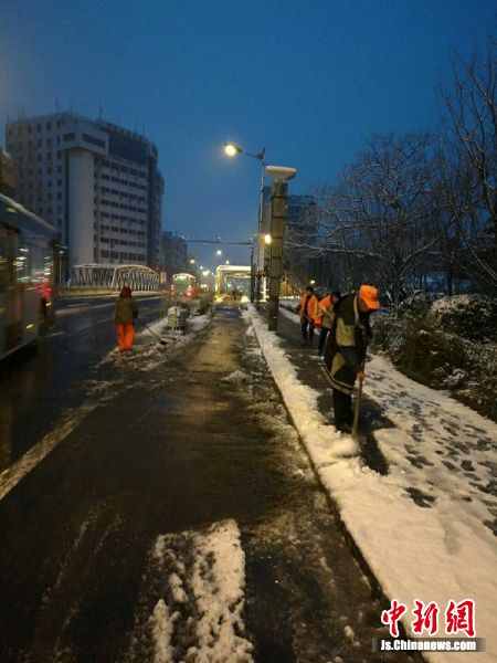盐城毓龙保洁人员连夜清理路面积雪保畅通