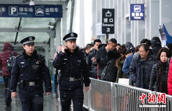 春运首日徐州铁警确保旅客平安、有序、温馨