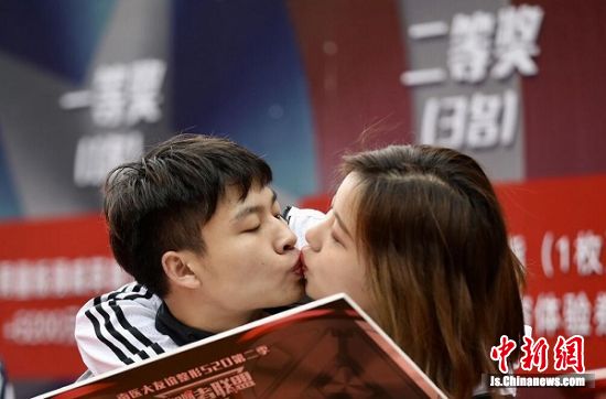 南京街头情侣接吻大赛上演 速度与激情 --中国