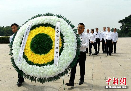 向雨花台烈士纪念碑献花。 刘福昌 摄
