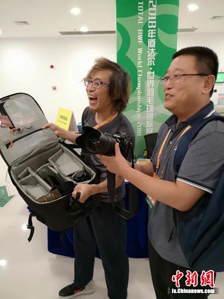 羽毛球世锦赛上香港摄影师遗失摄影包 众人帮
