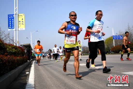 徐州国际马拉松赛开跑 中国选手包揽全马前三