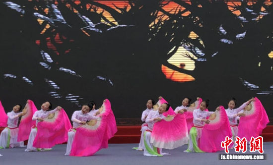 图为钱桥舜文化节启幕现场的舞蹈表演。