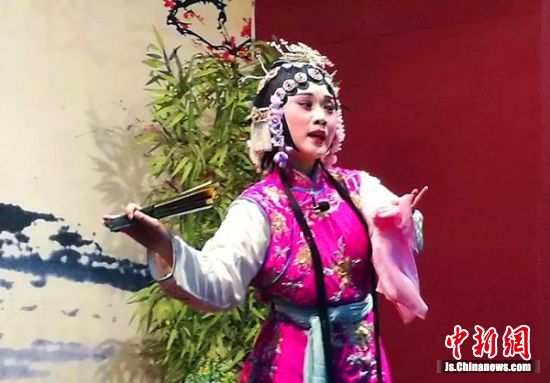中国戏曲学院学员在泰州梅兰芳纪念馆演出。