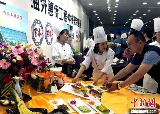 图为扬州“中餐繁荣基地”举办学生毕业设计成果展，学生把烹饪食材与烹饪方法通过艺术形式表现出来，提高了美食的艺术感染力。　崔佳明 摄