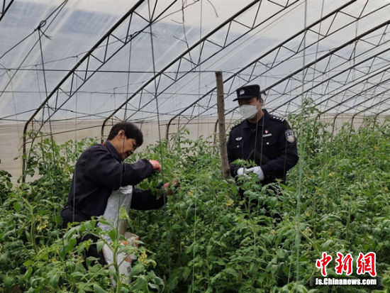 徐州贾汪民警化身“三员” 助力农村农业生产