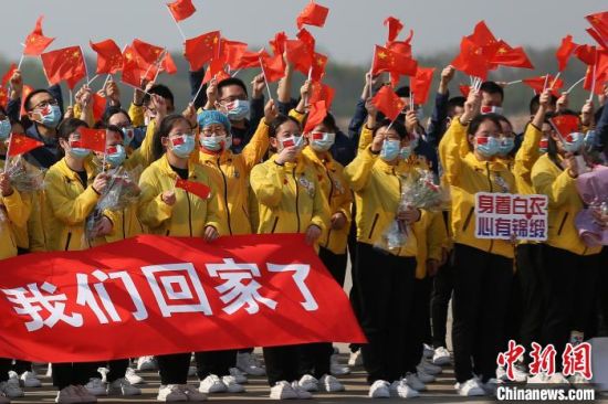 江苏医疗队员们在南京机场参加欢迎仪式。　泱波 摄