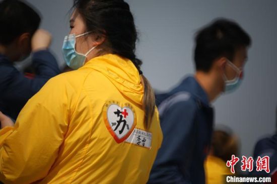 江苏医疗队员们着装的背后写着“苏”字。　泱波 摄