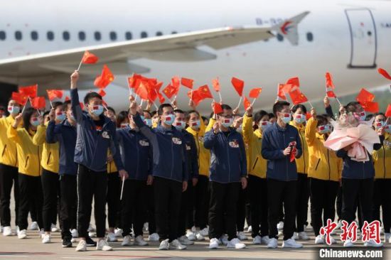 江苏医疗队员们在南京机场参加欢迎仪式。　泱波 摄