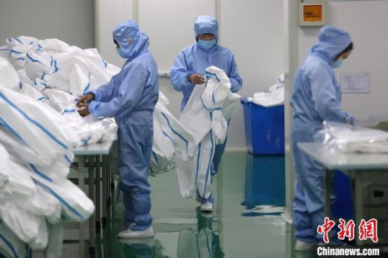 江苏产量最大防护服企业:工人身穿防护服赶制防护服