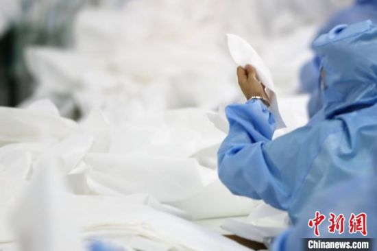 江苏产量最大防护服企业:工人身穿防护服赶制防护服