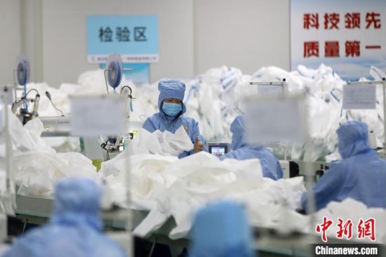 江苏产量最大防护服企业:工人身穿防护服赶制防护服