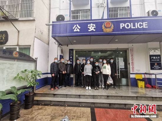 利用虚假网站获取十万条个人信息 售卖获利数百万元