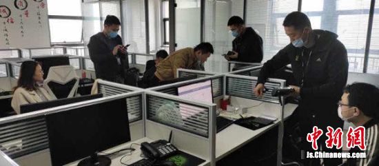 利用虚假网站获取十万条个人信息 售卖获利数百万元