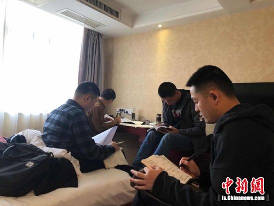 利用虚假网站获取十万条个人信息 售卖获利数百万元