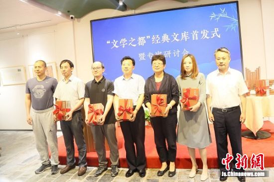 中共南京市委常委、宣传部长陈勇和茅盾文学奖获得者毕飞宇先生共同向南京大学图书馆等五家单位赠书。