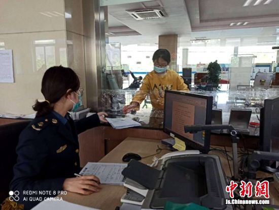 徐州市行政审批中心交通窗口工作人员现场为车主解答“货运车辆营运”相关政策。