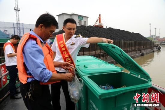 徐州市地方海事局工作人员深入京杭运河向过往船民宣贯“水上垃圾收集”相关政策。