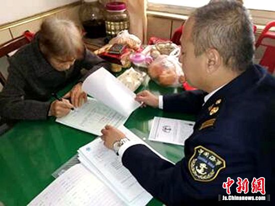 徐州市行政审批中心交通窗口工作人员深入80多岁老人家里，现场为其办理船舶租赁登记业务。