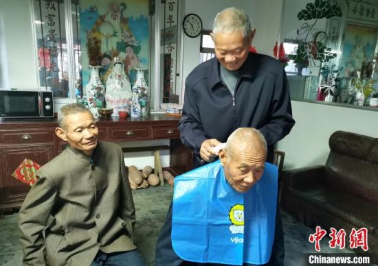 不负母亲临终嘱托 盐城老人用一生照顾两个残疾弟弟