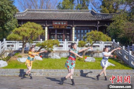 瘦西湖畔,扬州美女上演精彩舞蹈《国潮》。 吴江涛 摄 瘦西湖畔,扬州美女上演精彩舞蹈《国潮》。 吴江涛 摄