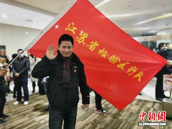 南京市第一医院中心实验室博士何帮顺随江苏医疗队出征河北,阻击新冠肺炎疫情。南京市第一医院供图。 南京市第一医院中心实验室博士何帮顺随江苏医疗队出征河北,阻击新冠肺炎疫情。南京市第一医院供图。