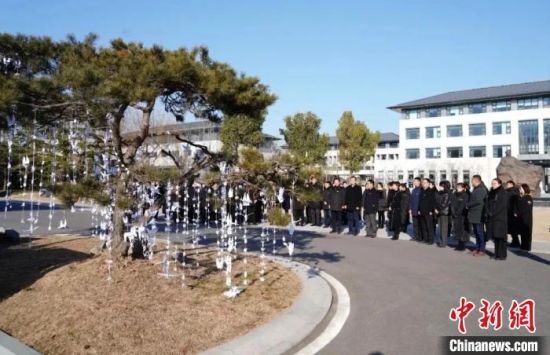 恩来干部学院举办“折只千纸鹤 祈福寄哀思”纪念活动。恩来干部学院供图 恩来干部学院举办“折只千纸鹤 祈福寄哀思”纪念活动。恩来干部学院供图