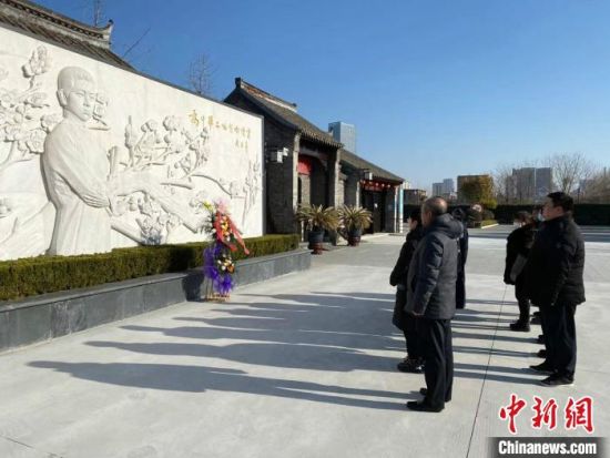 周恩来童年读书处工作人员向周恩来总理默哀、三鞠躬、敬献花篮。 段炼 摄 周恩来童年读书处工作人员向周恩来总理默哀、三鞠躬、敬献花篮。 段炼 摄