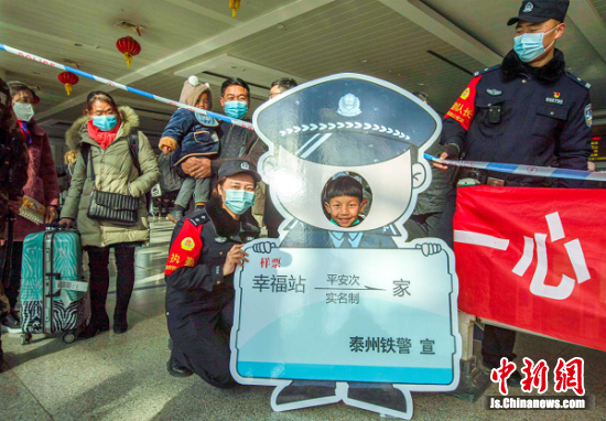 民警和小朋友合影。陈金云 摄 民警和小朋友合影。陈金云 摄