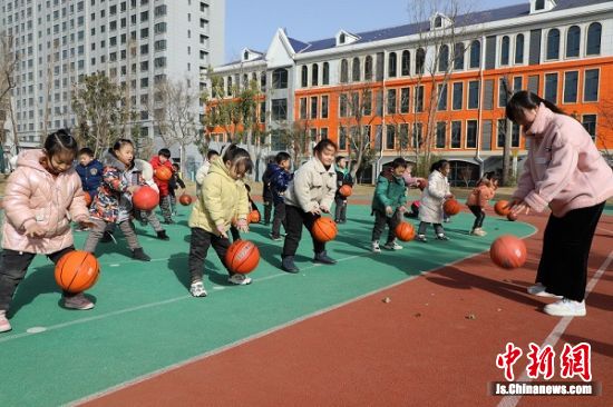 孩子们在玩拍皮球游戏。顾建 摄 孩子们在玩拍皮球游戏。顾建 摄