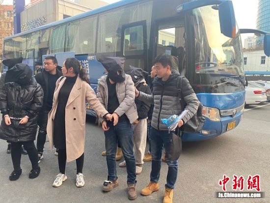 民警抓获犯罪嫌疑人。常州天宁警方供图 民警抓获犯罪嫌疑人。常州天宁警方供图