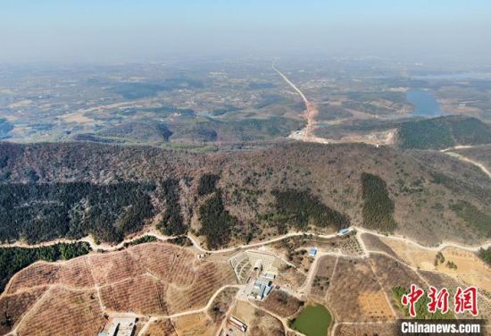 据介绍,该隧道施工中配置专业污水净化系统、降尘喷雾系统、噪声监测系统,深入践行“绿水青山就是金山银山”的管理理念,获得南沿江城际铁路建设指挥部标准化工地称号。 泱波 摄 据介绍,该隧道施工中配置专业污水净化系统、降尘喷雾系统、噪声监测系统,深入践行“绿水青山就是金山银山”的管理理念,获得南沿江城际铁路建设指挥部标准化工地称号。 泱波 摄