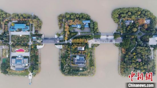 南水北调东线工程利用京杭大运河及与其平行的河道输水,把长江水北送天津、东送山东半岛,输水主干线全长1156公里,一期工程于2013年12月通水,年调水规模约90亿立方米。 孟德龙 摄 扬州立法确保南水北调东线源头“一江清水向北送”