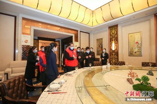 巡访现场。盐城经开区宣传信息中心供图 盐城经开区多处公共场所接受“文明巡访”