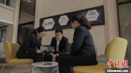 税务服务团深入斯威克送上适用的税费优惠政策 杨佳 摄 税务服务团深入斯威克送上适用的税费优惠政策 杨佳 摄