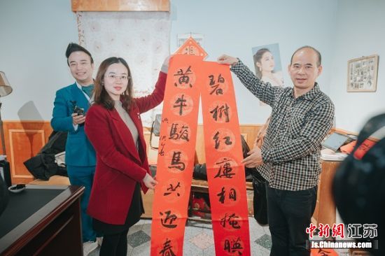 书法家现场书写的春联。孙书甜 摄 书法家现场书写的春联。孙书甜 摄