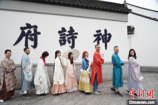 苏州交响乐团的中外乐手一同体验传统苏州年。 蒋文龙 摄 苏州交响乐团的中外乐手一同体验传统苏州年。 蒋文龙 摄