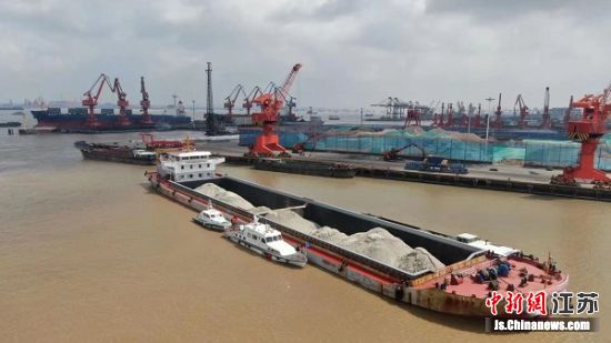 海巡艇在巡逻。江苏海事局供图 海巡艇在巡逻。江苏海事局供图
