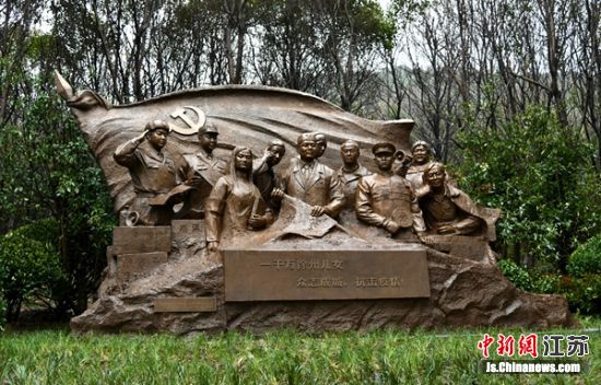 徐州抗疫英雄群体代表10人组雕塑。 朱志庚 摄 徐州抗疫英雄群体代表10人组雕塑。 朱志庚 摄