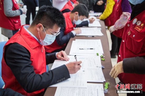 填表准备献血。江苏省血液中心供图 填表准备献血。江苏省血液中心供图
