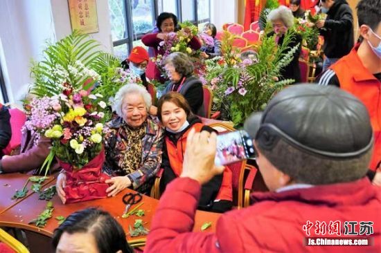 志愿者指导老人插花。何叶婷 摄 志愿者指导老人插花。何叶婷 摄