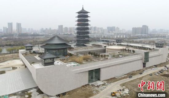 扬州大运河博物馆顶部有5个亭子,从空中俯瞰,呈“五亭”拱月景象。 孟德龙 摄 扬州大运河博物馆顶部有5个亭子,从空中俯瞰,呈“五亭”拱月景象。 孟德龙 摄
