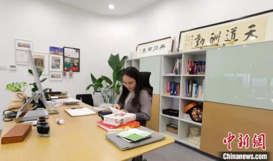 徐博翎在办公室翻阅资料。 朱晓颖 摄 徐博翎在办公室翻阅资料。 朱晓颖 摄