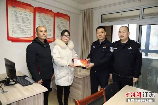 “十佳警嫂”送奖上门。警方供图 “十佳警嫂”送奖上门。警方供图
