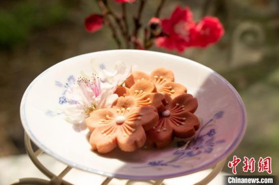 学工处公寓管理服务中心的老师们制作“樱花甜品”，为春日增加了一丝甜意。　董瑞文 摄