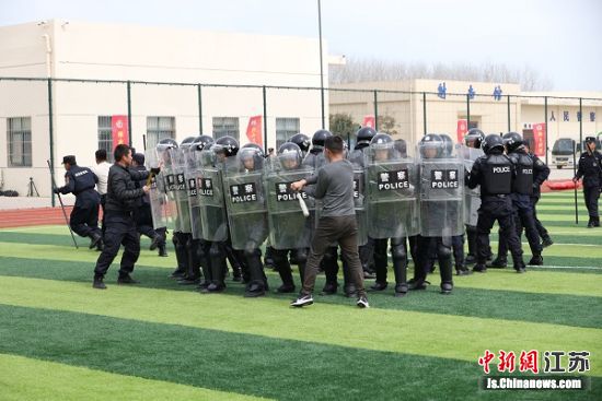 突发事件处置演练。响水警方供图 突发事件处置演练。响水警方供图